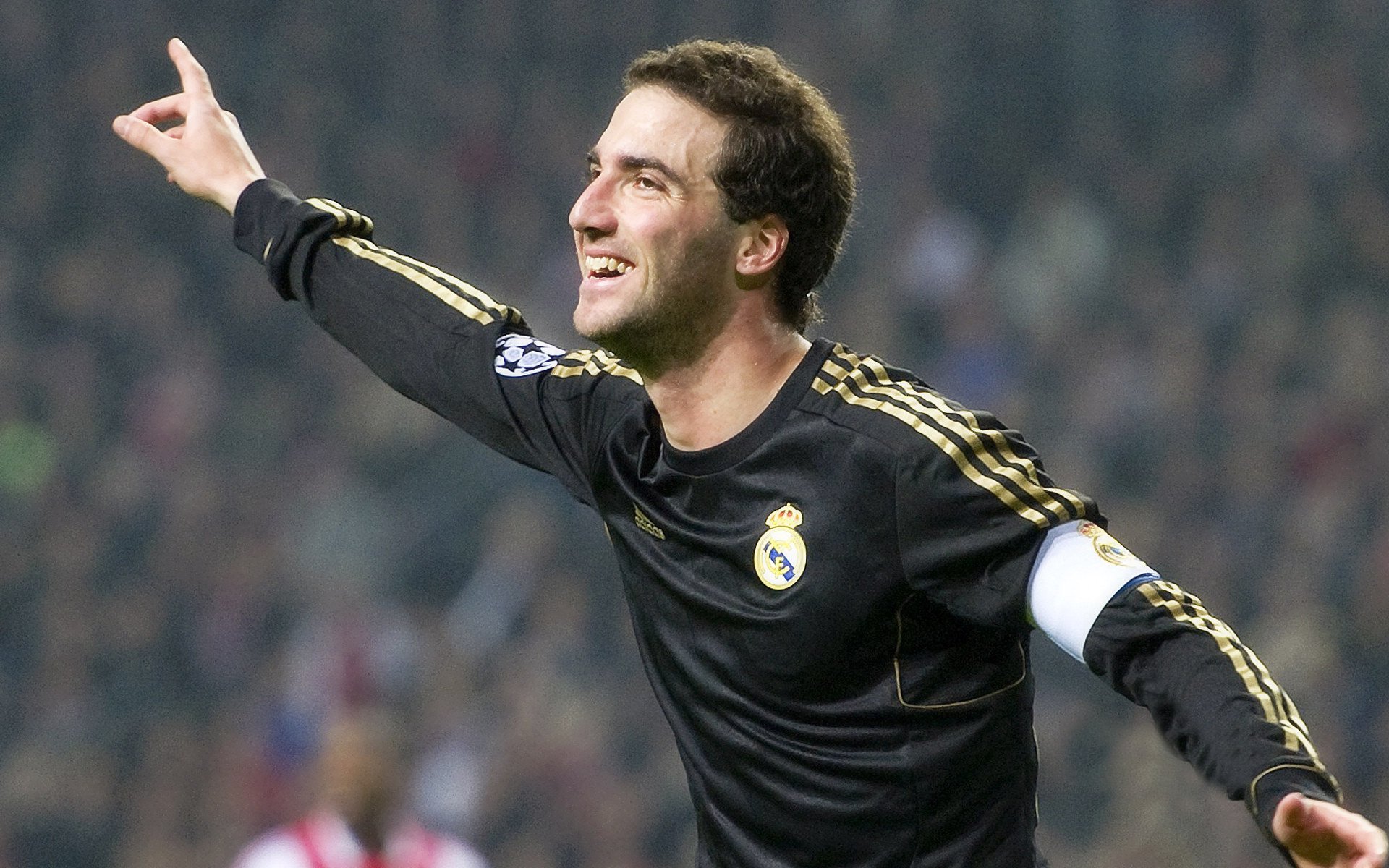 世界杯：“最忠实球迷”自驾房车环游多国只为追球队